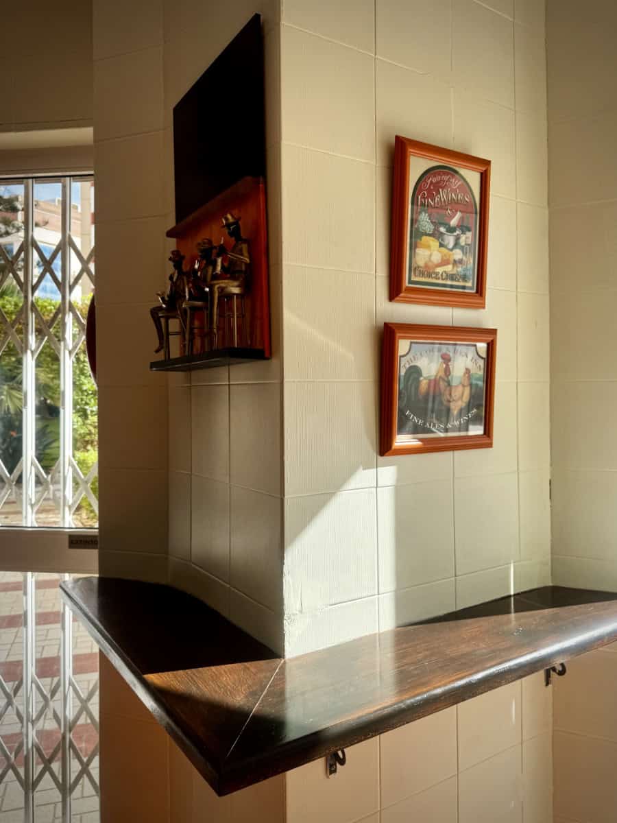 Otra Mas Bar Block 79